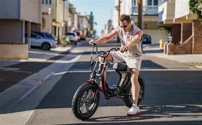 Er det normalt, at mit el-cykelbatteri bliver varmt under opladning?