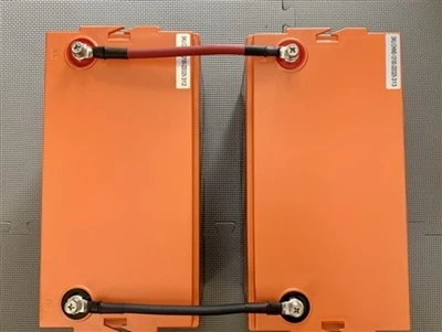 Hvordan ledes 2 12 volt batterier i et 24 volt system?